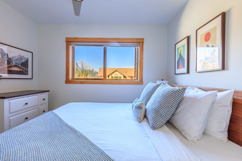 Canmore Mountain Escape with a Rooftop Hot Tub - Canmore, Canada