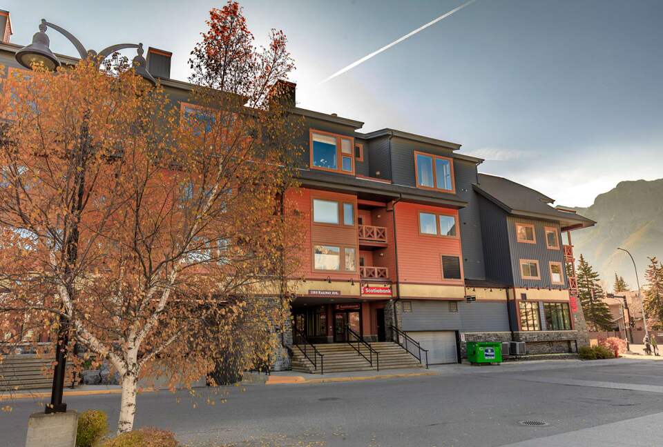 Canmore Mountain Escape with a Rooftop Hot Tub - Canmore, Canada