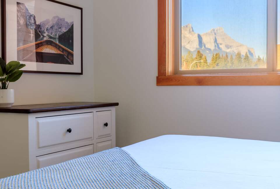 Canmore Mountain Escape with a Rooftop Hot Tub - Canmore, Canada