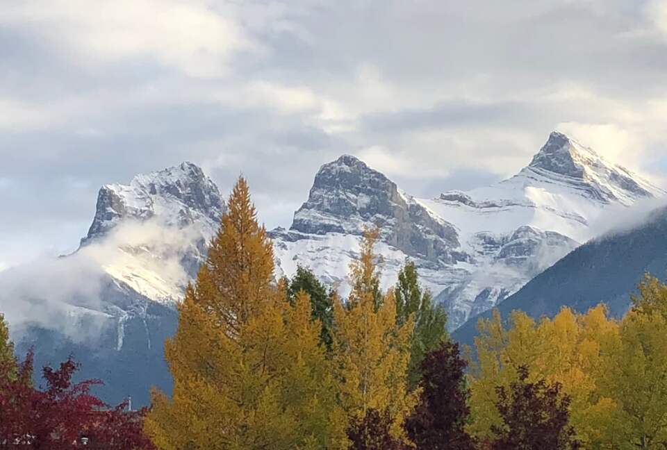 Canmore Mountain Escape with a Rooftop Hot Tub - Canmore, Canada