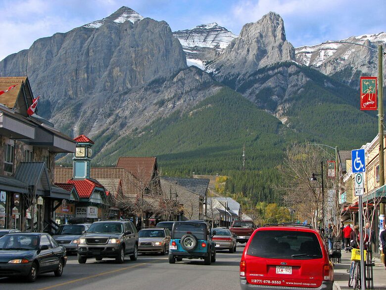 Canmore Mountain Escape with a Rooftop Hot Tub - Canmore, Canada