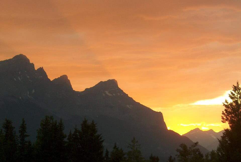 Canmore Mountain Escape with a Rooftop Hot Tub - Canmore, Canada