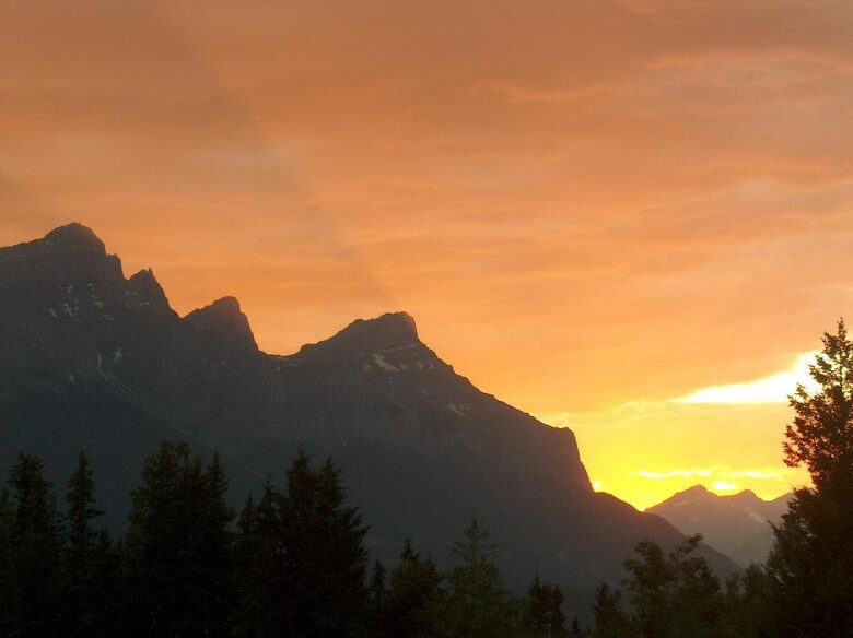 Canmore Mountain Escape with a Rooftop Hot Tub - Canmore, Canada