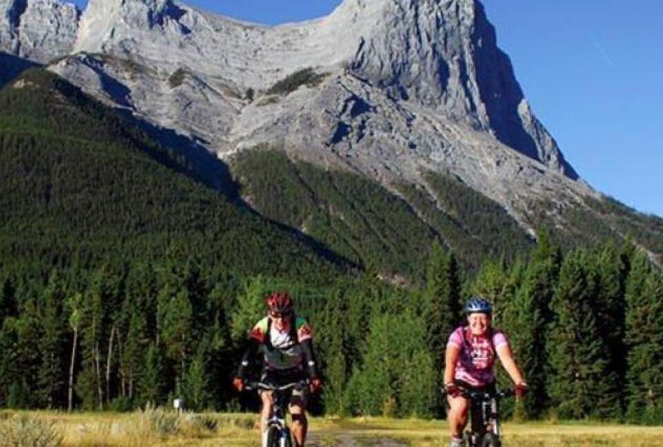 Canmore Mountain Escape with a Rooftop Hot Tub - Canmore, Canada
