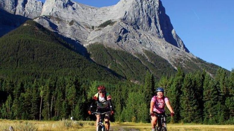 Canmore Mountain Escape with a Rooftop Hot Tub - Canmore, Canada
