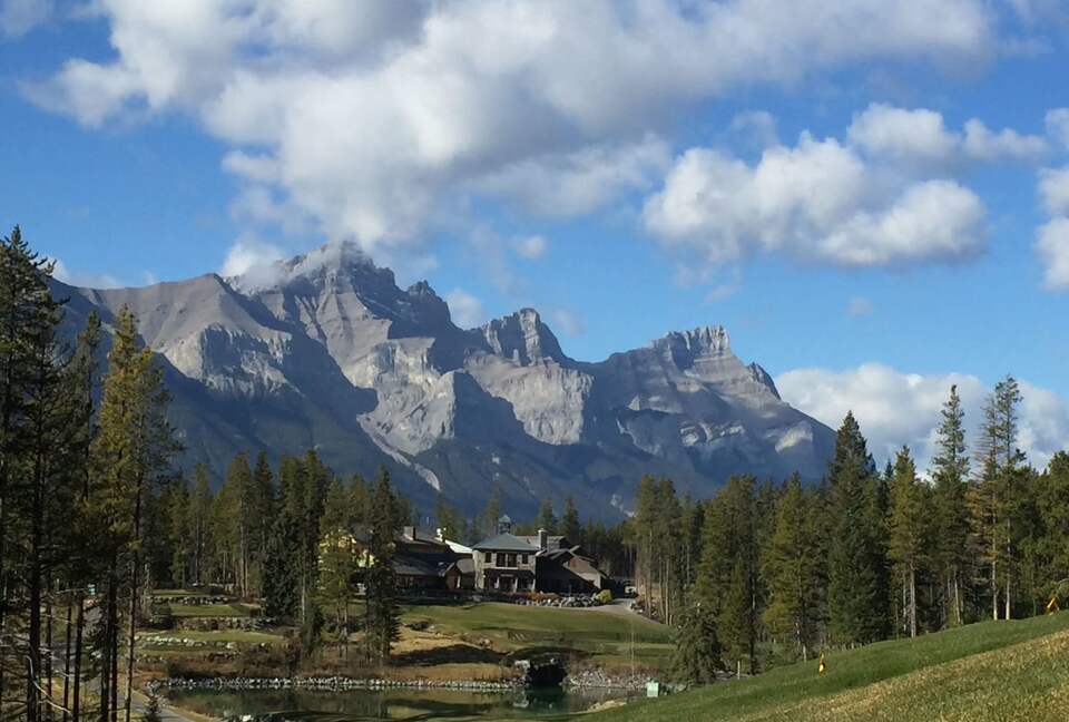 Canmore Mountain Escape with a Rooftop Hot Tub - Canmore, Canada