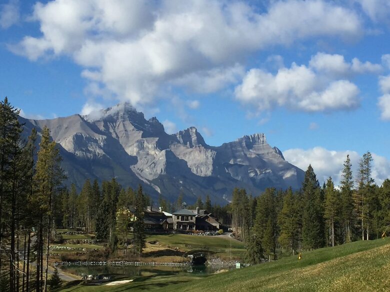 Canmore Mountain Escape with a Rooftop Hot Tub - Canmore, Canada