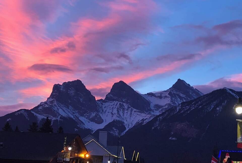 Canmore Mountain Escape with a Rooftop Hot Tub - Canmore, Canada