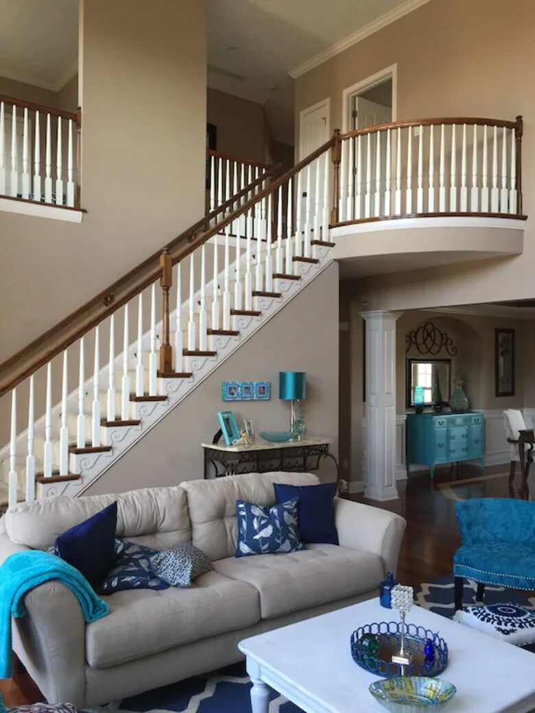 Family Home with Heated Pool and Hot Tub near Louisville - Floyds Knobs, Indiana