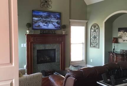 Family Home with Heated Pool and Hot Tub near Louisville - Floyds Knobs, Indiana