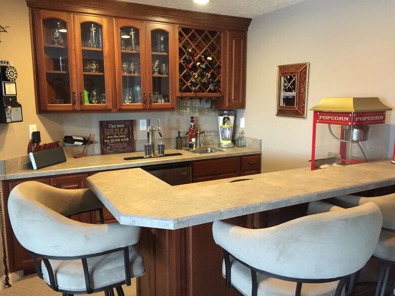 Family Home with Heated Pool and Hot Tub near Louisville - Floyds Knobs, Indiana