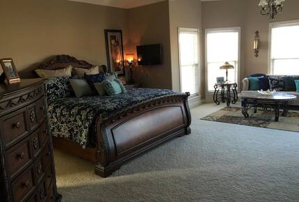 Family Home with Heated Pool and Hot Tub near Louisville - Floyds Knobs, Indiana