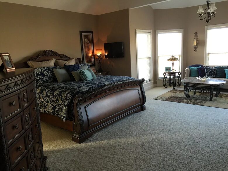 Family Home with Heated Pool and Hot Tub near Louisville - Floyds Knobs, Indiana