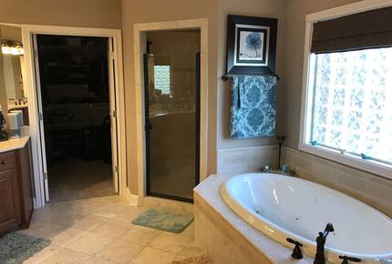 Family Home with Heated Pool and Hot Tub near Louisville - Floyds Knobs, Indiana