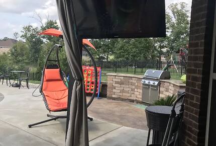 Family Home with Heated Pool and Hot Tub near Louisville - Floyds Knobs, Indiana