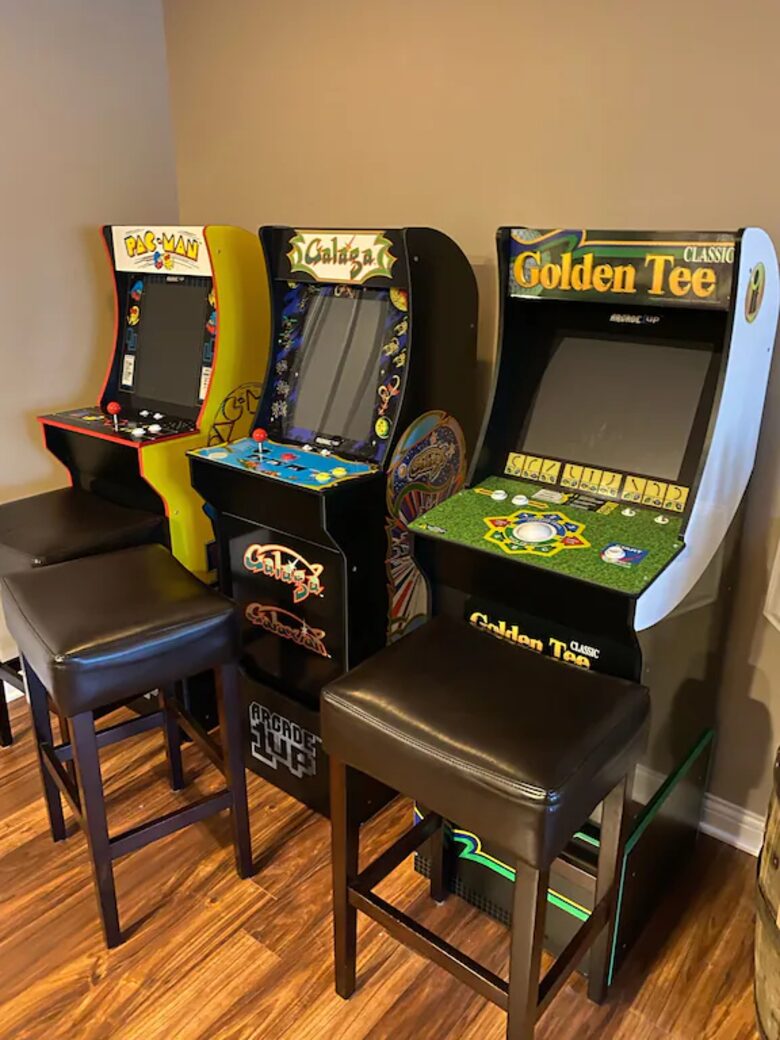 Family Home with Heated Pool and Hot Tub near Louisville - Floyds Knobs, Indiana