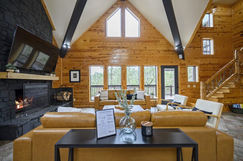 Paradise Ridge Stunning Cabin with Hot Tub - Broken Bow, Oklahoma