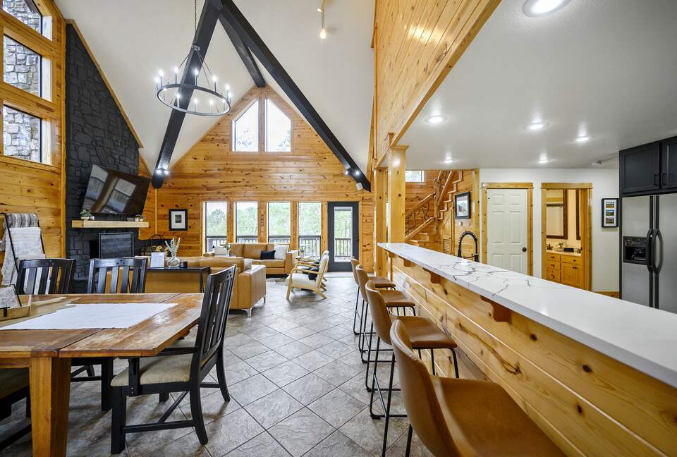 Paradise Ridge Stunning Cabin with Hot Tub - Broken Bow, Oklahoma