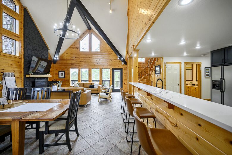 Paradise Ridge Stunning Cabin with Hot Tub - Broken Bow, Oklahoma