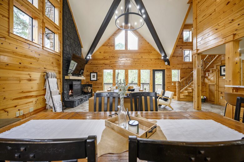 Paradise Ridge Stunning Cabin with Hot Tub - Broken Bow, Oklahoma