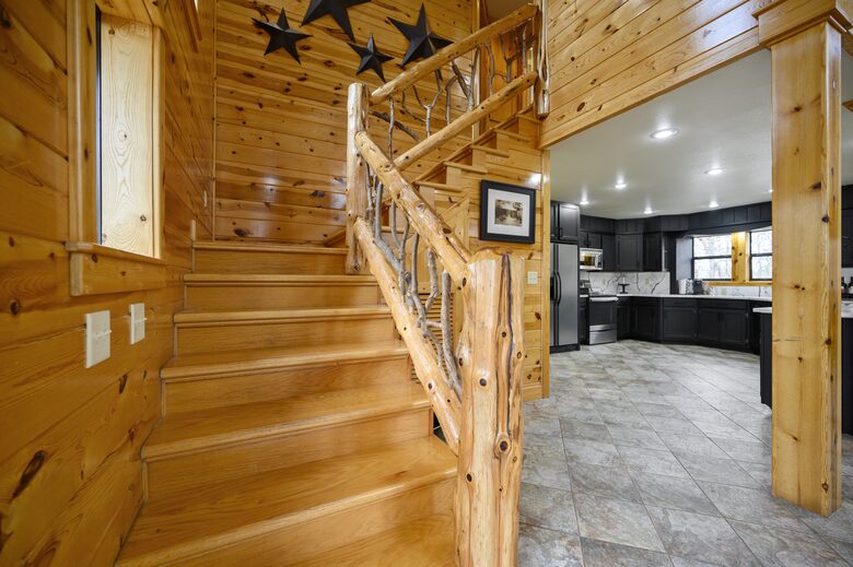 Paradise Ridge Stunning Cabin with Hot Tub - Broken Bow, Oklahoma