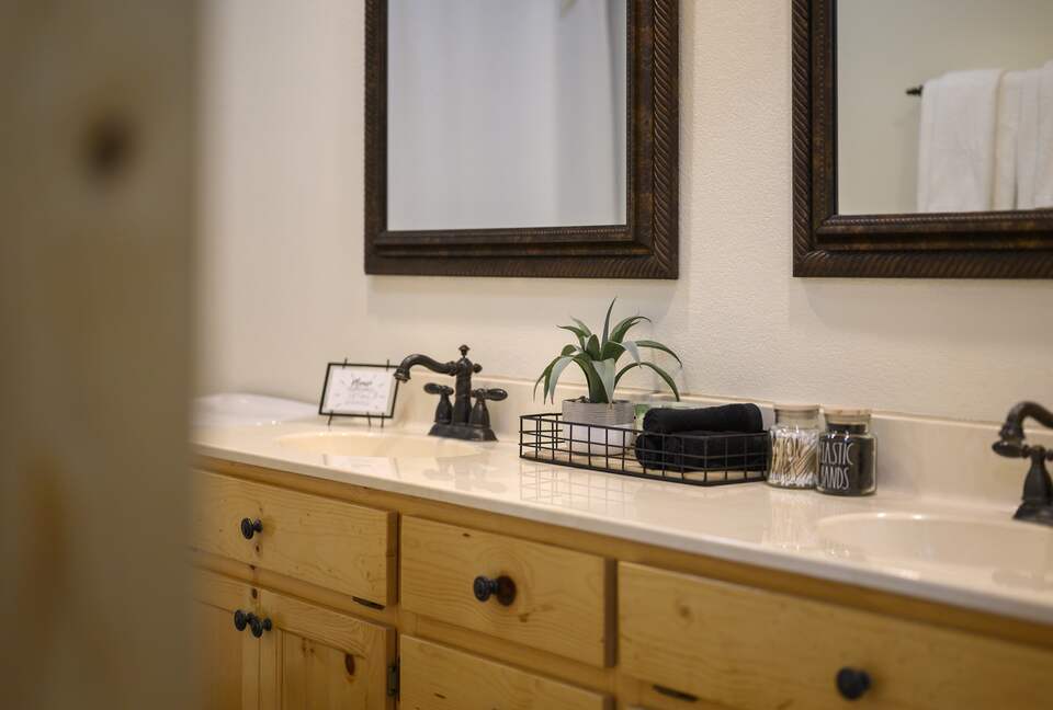 Paradise Ridge Stunning Cabin with Hot Tub - Broken Bow, Oklahoma