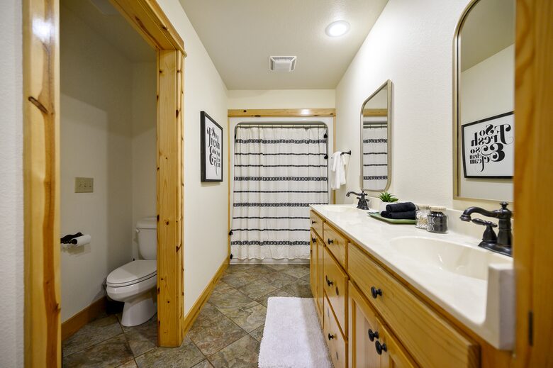 Paradise Ridge Stunning Cabin with Hot Tub - Broken Bow, Oklahoma