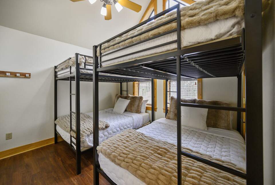 Paradise Ridge Stunning Cabin with Hot Tub - Broken Bow, Oklahoma