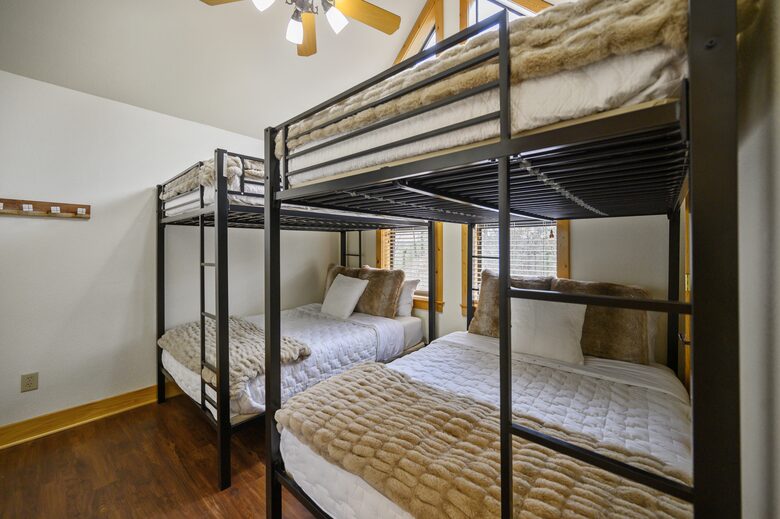 Paradise Ridge Stunning Cabin with Hot Tub - Broken Bow, Oklahoma