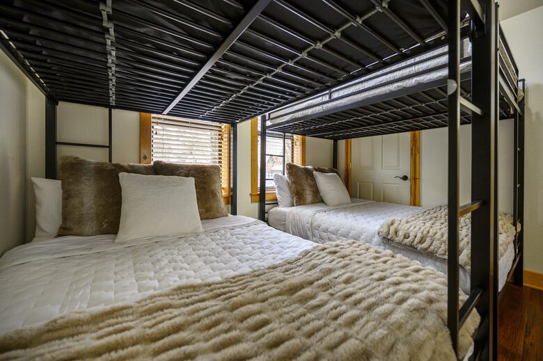 Paradise Ridge Stunning Cabin with Hot Tub - Broken Bow, Oklahoma