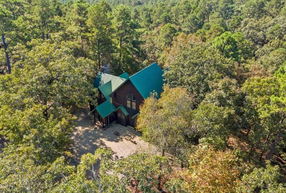 Paradise Ridge Stunning Cabin with Hot Tub - Broken Bow, Oklahoma