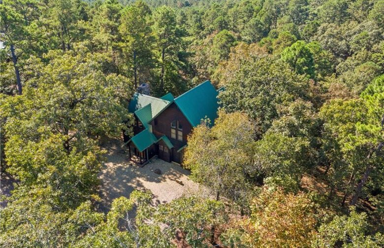 Paradise Ridge Stunning Cabin with Hot Tub - Broken Bow, Oklahoma