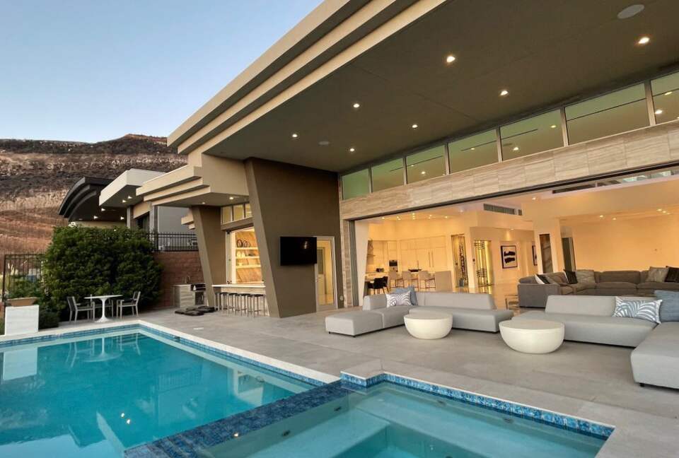 Stunning Modern Las Vegas Retreat - Henderson, Nevada