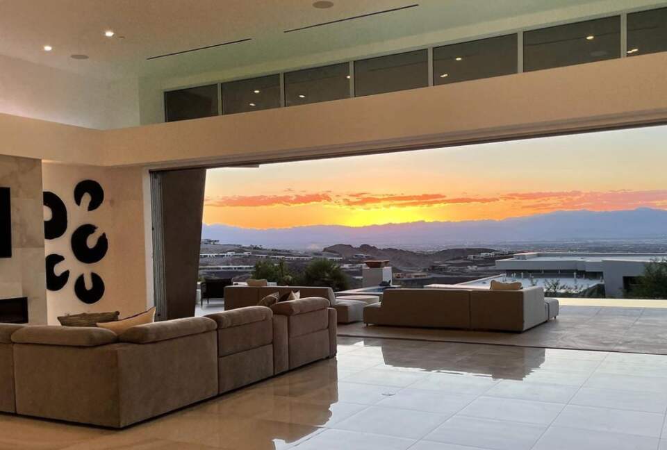 Stunning Modern Las Vegas Retreat - Henderson, Nevada