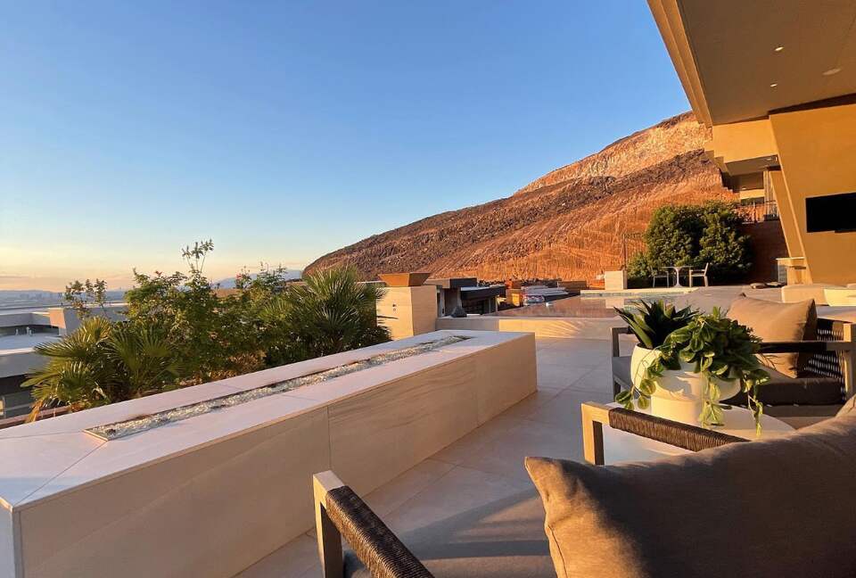 Stunning Modern Las Vegas Retreat - Henderson, Nevada