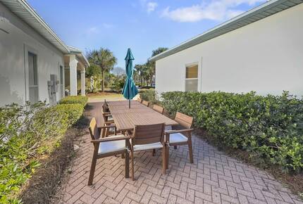 Bonaire Cay Beach Getaway |Charming House and Carriage House + 2 Golf Carts! - Destin, Florida