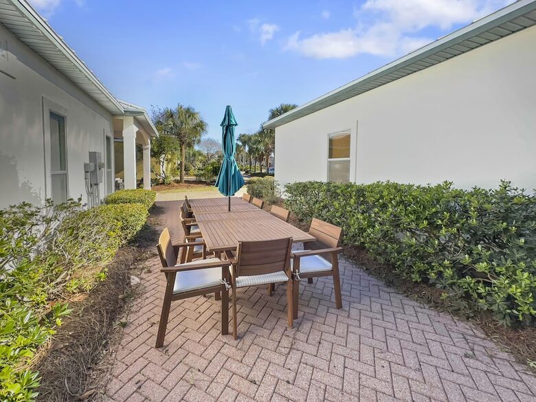 Bonaire Cay Beach Getaway |Charming House and Carriage House + 2 Golf Carts! - Destin, Florida
