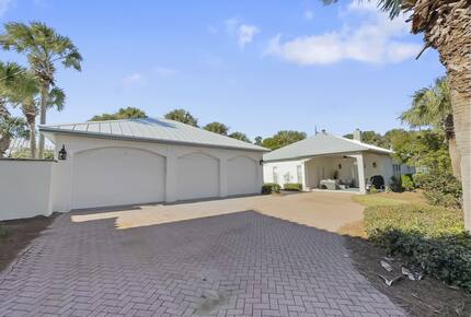 Bonaire Cay Beach Getaway |Charming House and Carriage House + 2 Golf Carts! - Destin, Florida