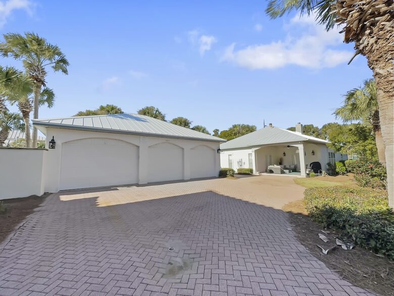 Bonaire Cay Beach Getaway |Charming House and Carriage House + 2 Golf Carts! - Destin, Florida