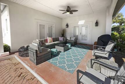 Bonaire Cay Beach Getaway |Charming House and Carriage House + 2 Golf Carts! - Destin, Florida