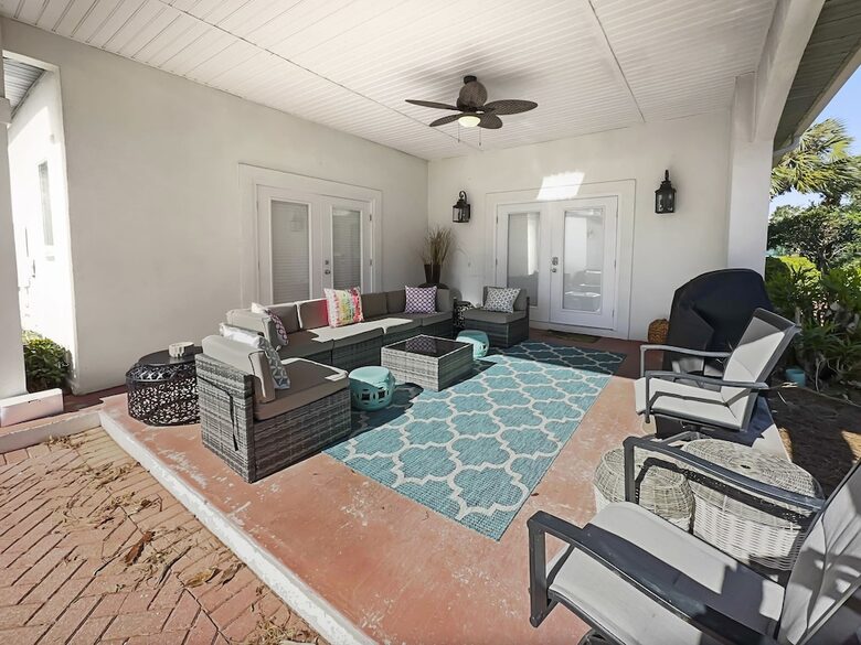 Bonaire Cay Beach Getaway |Charming House and Carriage House + 2 Golf Carts! - Destin, Florida