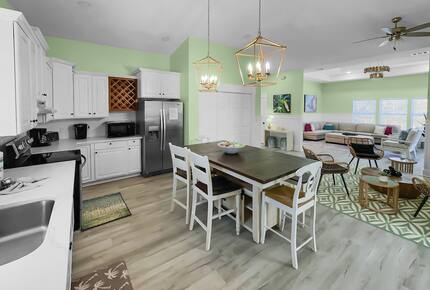 Bonaire Cay Beach Getaway |Charming House and Carriage House + 2 Golf Carts! - Destin, Florida