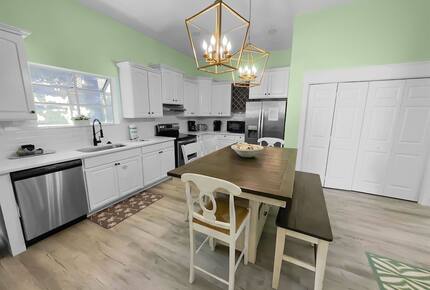 Bonaire Cay Beach Getaway |Charming House and Carriage House + 2 Golf Carts! - Destin, Florida