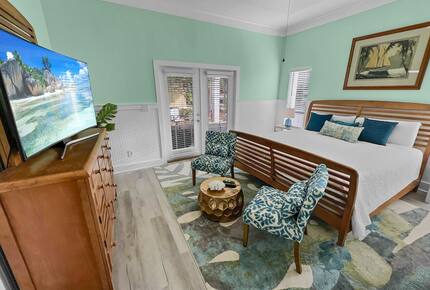 Bonaire Cay Beach Getaway |Charming House and Carriage House + 2 Golf Carts! - Destin, Florida