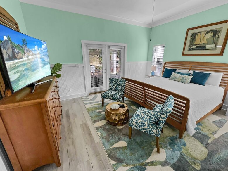 Bonaire Cay Beach Getaway |Charming House and Carriage House + 2 Golf Carts! - Destin, Florida