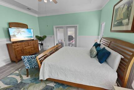 Bonaire Cay Beach Getaway |Charming House and Carriage House + 2 Golf Carts! - Destin, Florida
