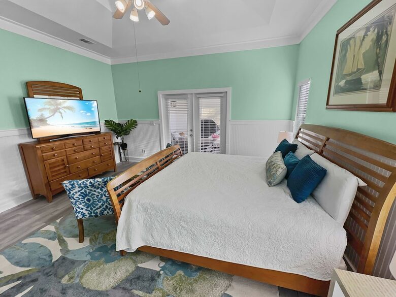 Bonaire Cay Beach Getaway |Charming House and Carriage House + 2 Golf Carts! - Destin, Florida