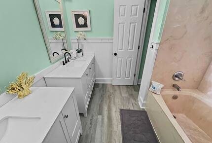 Bonaire Cay Beach Getaway |Charming House and Carriage House + 2 Golf Carts! - Destin, Florida