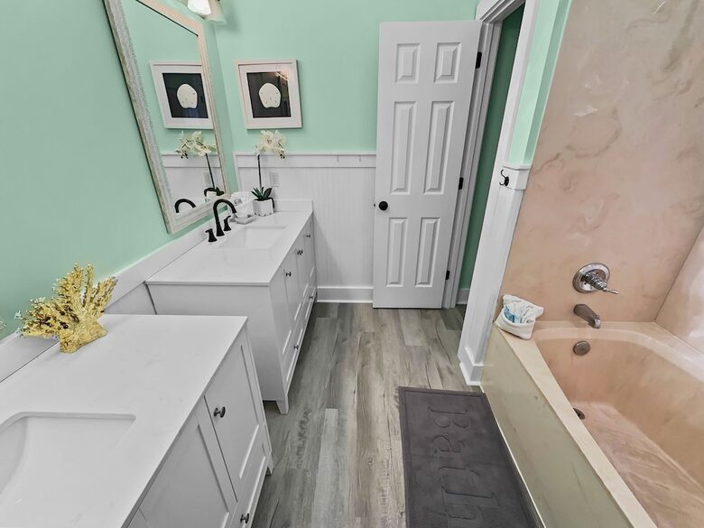 Bonaire Cay Beach Getaway |Charming House and Carriage House + 2 Golf Carts! - Destin, Florida