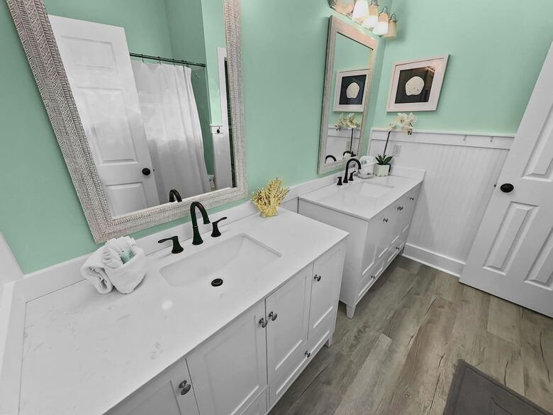 Bonaire Cay Beach Getaway |Charming House and Carriage House + 2 Golf Carts! - Destin, Florida